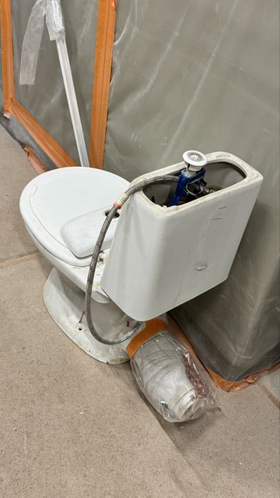 Унитаз с бачком,  рабочий