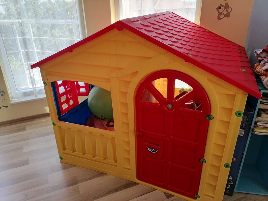 Детска пластмасова къщичка