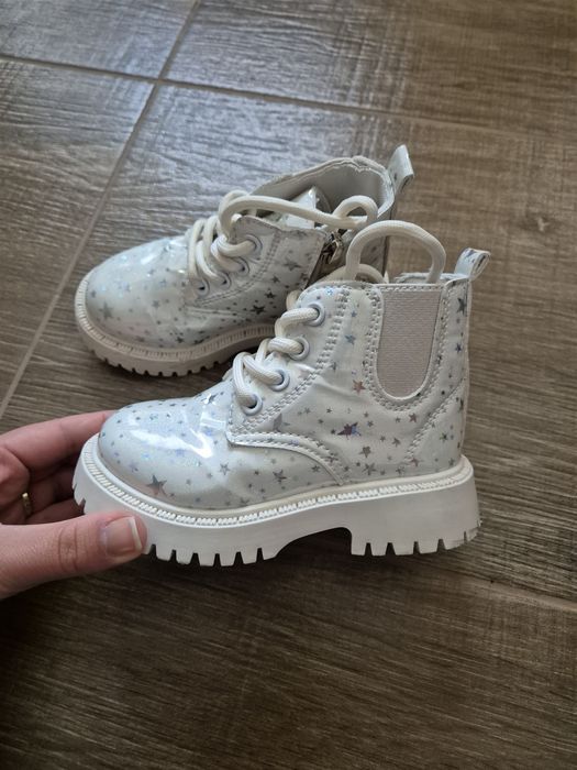 Бежови Детски Боти