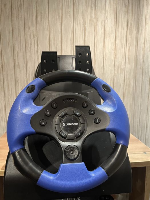 Игровой руль, педали и руль в клмплеткте