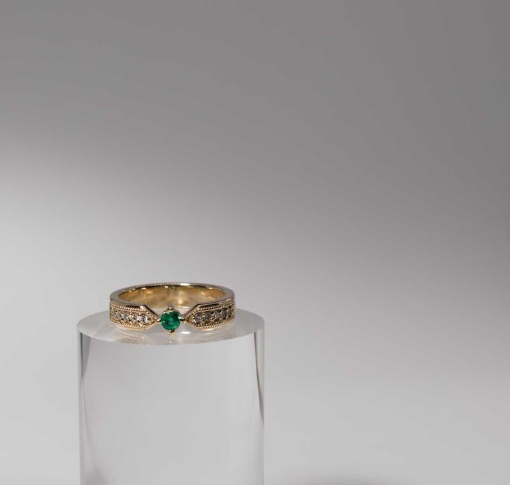 Златен пръстен с Колумбийски изумруд и диаманти