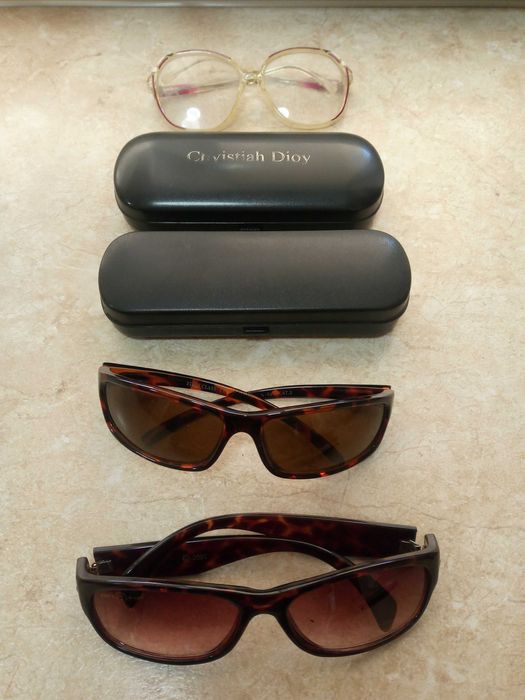 Очки затемненные и футляры за все вместе 40 тыс