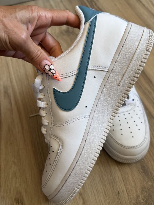 Оригинални бели кецове NIKE AIR FORCE 1 '07! 42,5 н