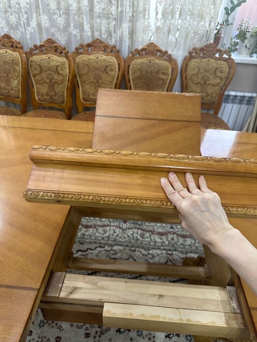 Стол с стульями для гостиной