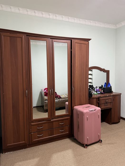 Uy uchun mebel sotiladi  stenka 3 talik kamotchalari bilan divan