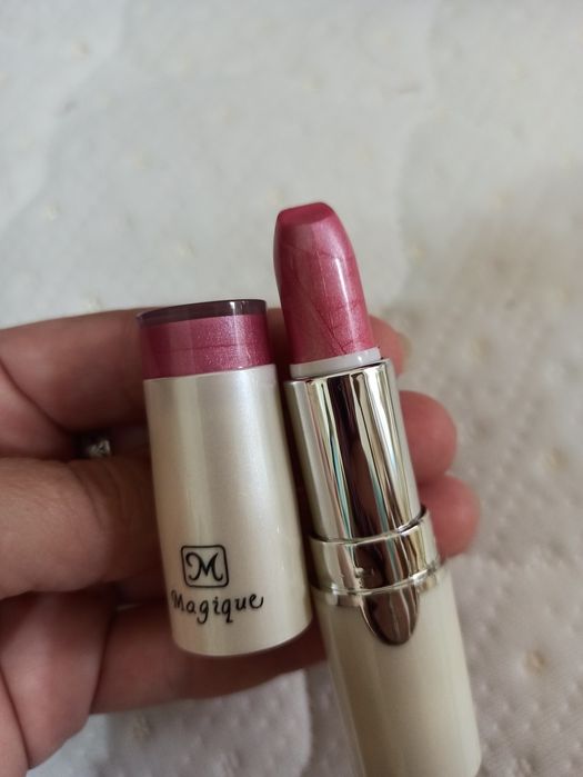 Помада для губ от  Magique