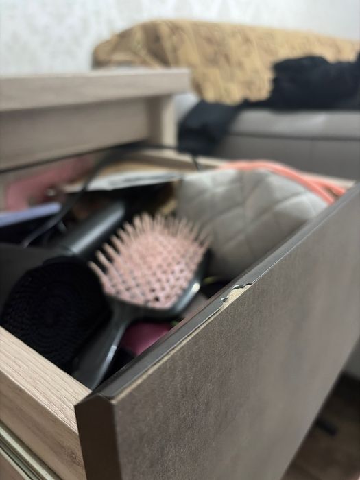 Продаю стол (с дефектами); Стол/үстел сатамын