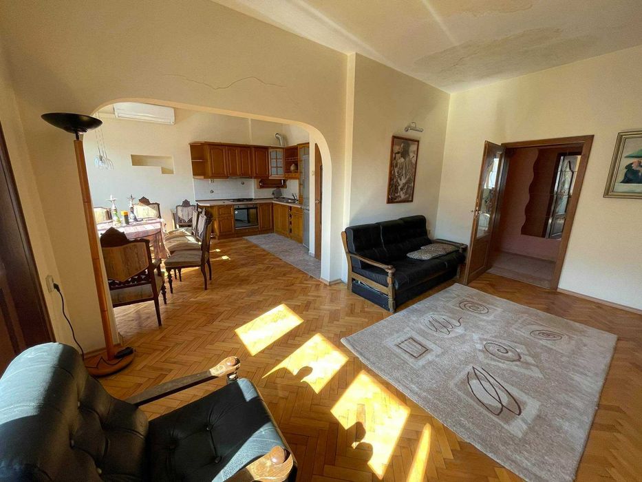 Продава се Тристаен апартамент в Пловдив, Център - 101 кв.м за 1591 €/кв.м - Снимка #1