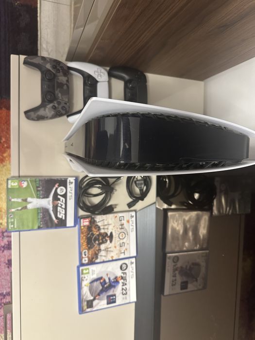 Vand PS5 (Playstation 5) cu 3 controllere si 3 jocuri