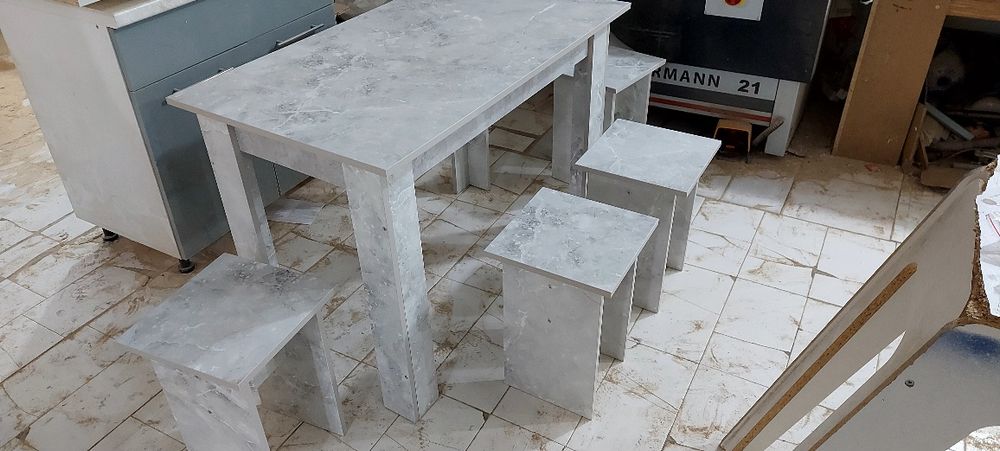 стол и 4 табуретки кух зона