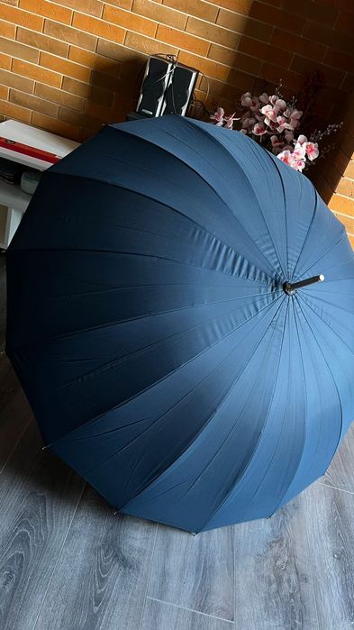 Огромный стильный зонтик