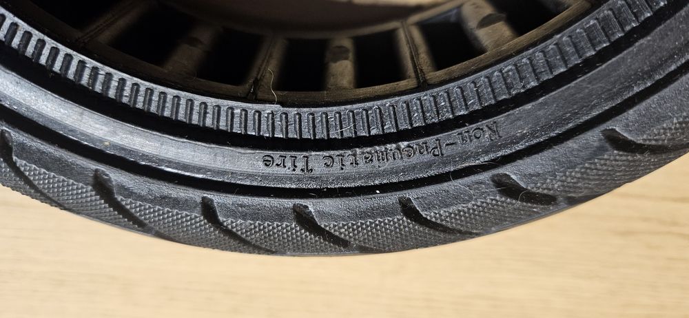 Чисто нова твърда  бандажна гума за тротинетка 10×2.5