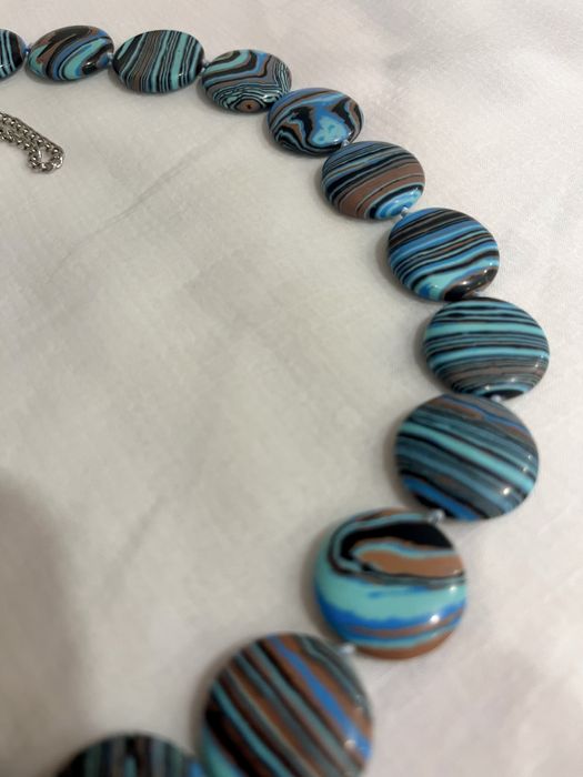 Стильное колье с эффектными крупными элементами.