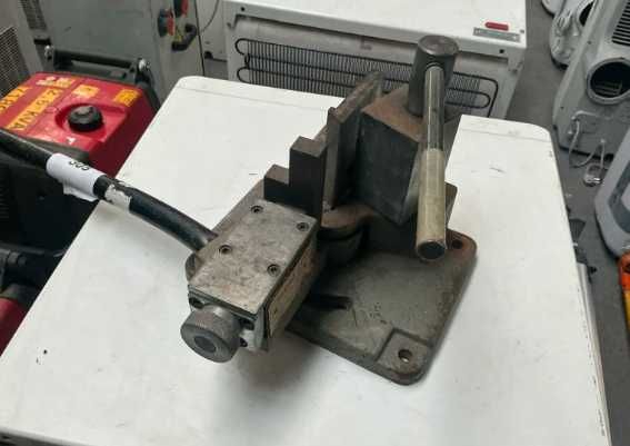 Dispozitiv de indoit otel lat si sudura in puncte