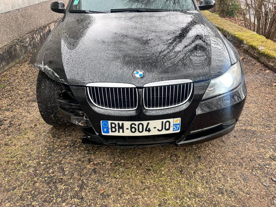 BMW 330xd e90 ușor avariat