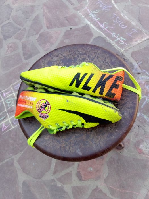 Бутсы футбольные