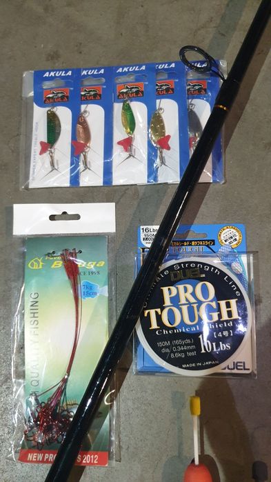 Въдица с макара и подаръци за щука.Нови са!