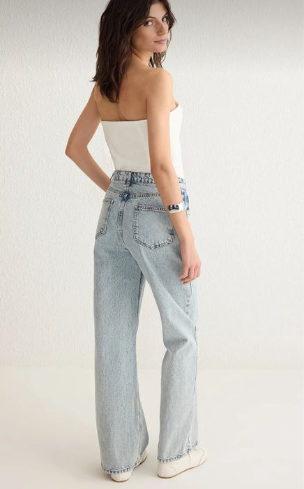 Светло сини дънки с висока талия и широки крачоли