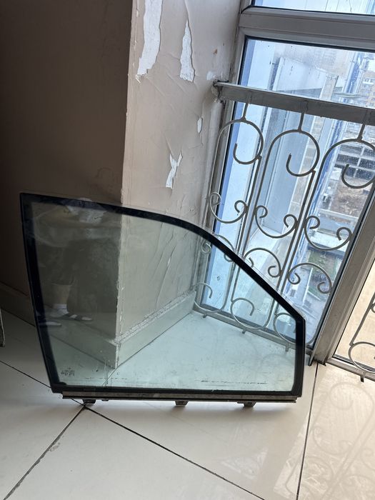 Правое боковое стекло w140