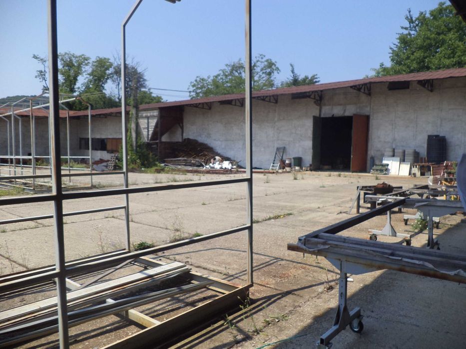 Teren intravilan in suprafata de 10712 mp si constructii