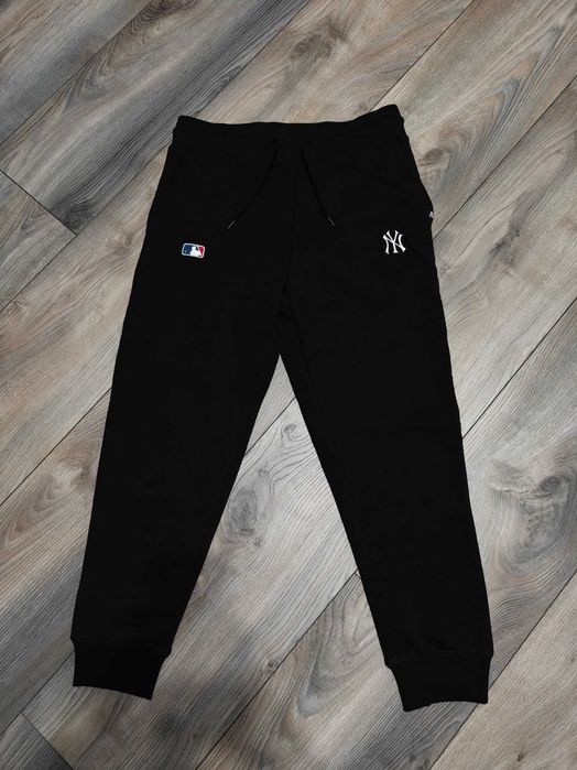 Pantalonii trening new era