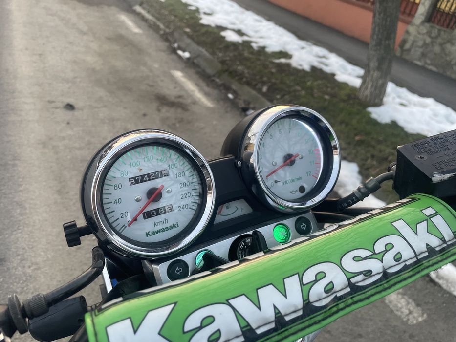 Kawasaki ZR7 • 750 Cmc • Recent Adus •