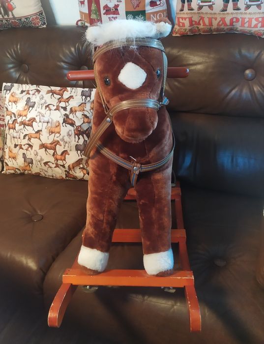 Детско люлеещо се конче