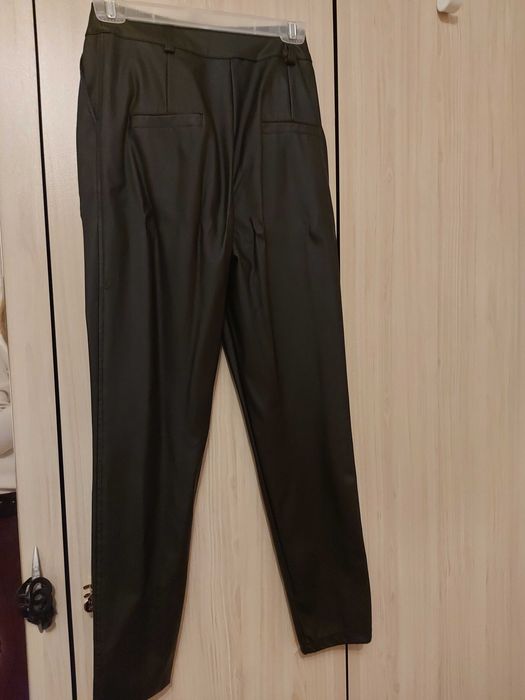 Кожен панталон, размер 26, отговаря на S размер