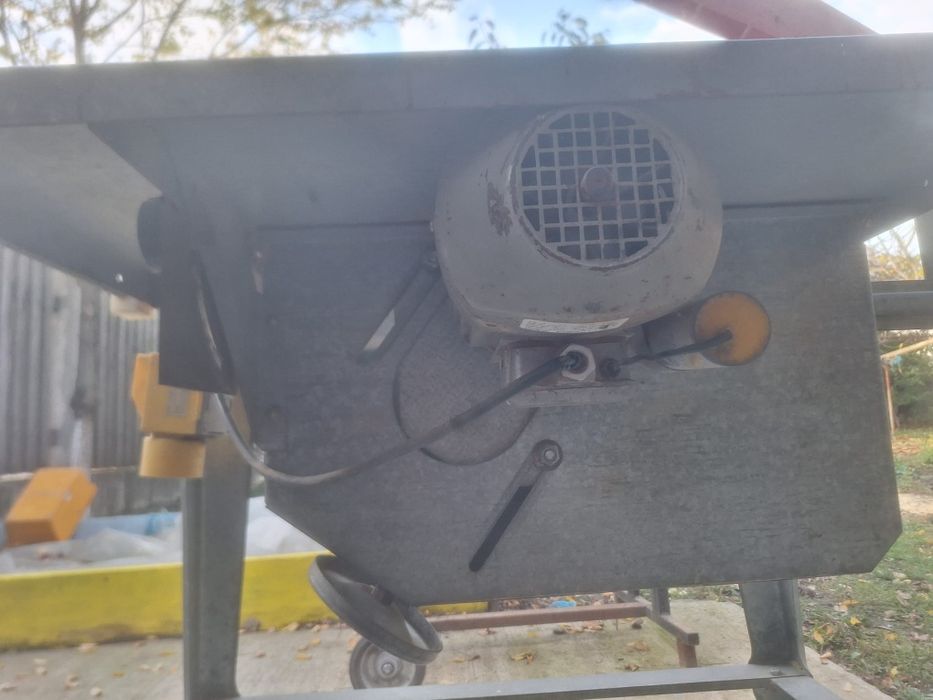 Vând circular cu masă