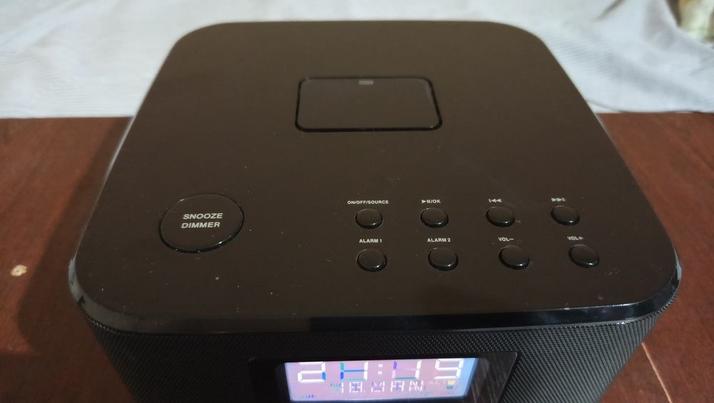 Радио часовник с блутут