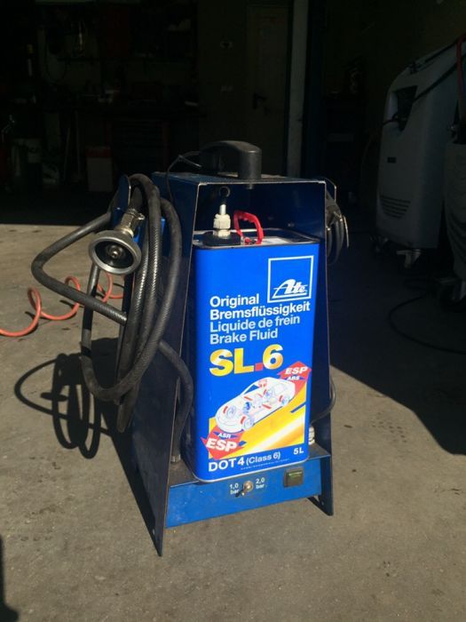 Смяна на спирачна течност с машина под налягане