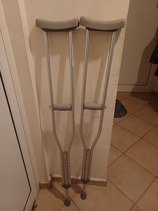 Продавам  Регулируеми алуминиеви патерици – почти нови

Опис