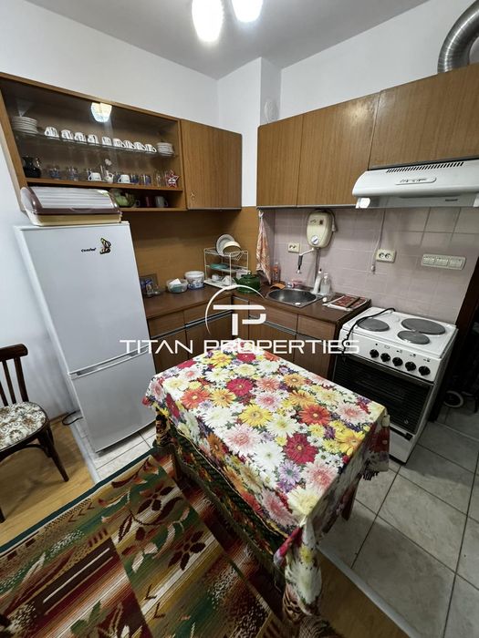 Тристаен, под наем, Център