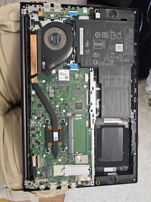 ASUS VivoBook M513U Ryzen 5, 8 GB RAM – за части/ремон