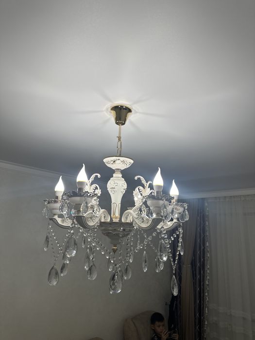 Продам люстру с 6 лампами