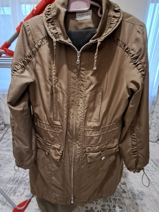 Продам ветровку женскую