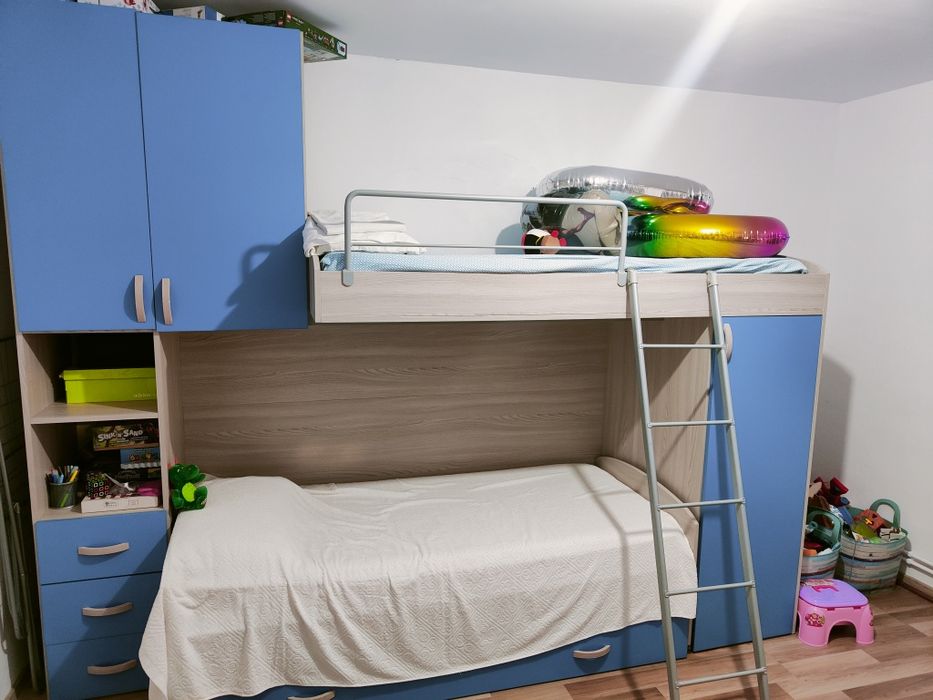 Mobilier complet pentru camera copil – 3 paturi, dulap și spații generoase de depozitare!