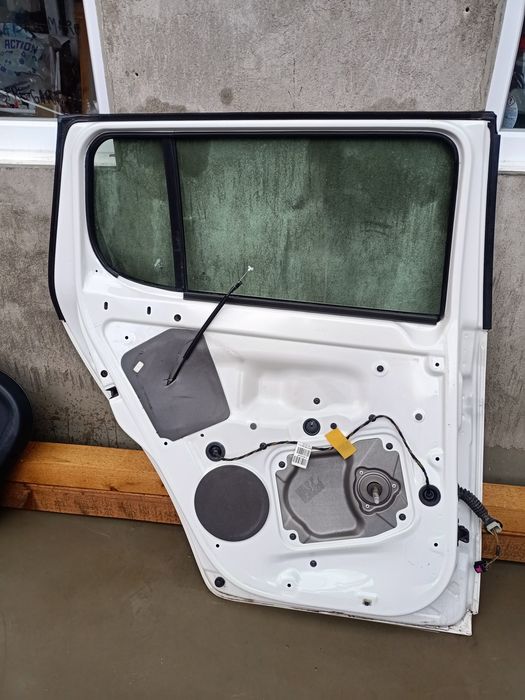 Vând ușă completa  spate stânga Skoda Fabia hatchback 2012