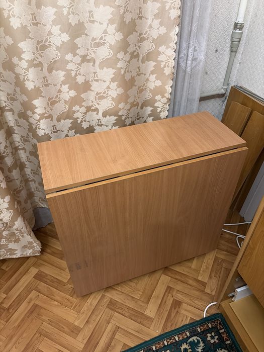 Старый мебель и стол раскладной