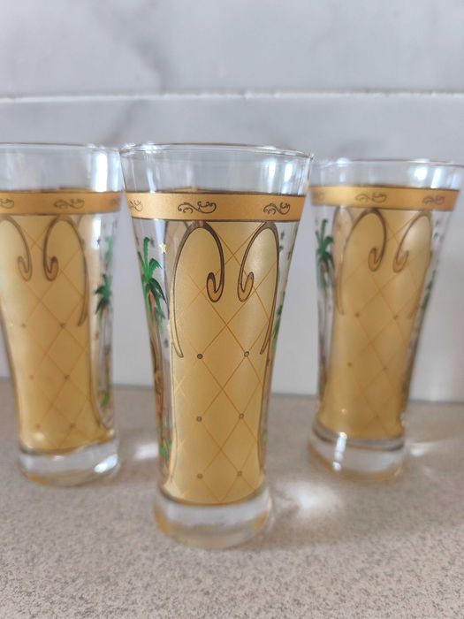 Винтажные стеклянные бокалы