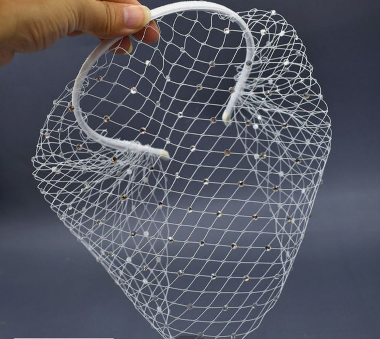 Шикарный ободок-фата с вуалью и стразами в белом и черном цвете