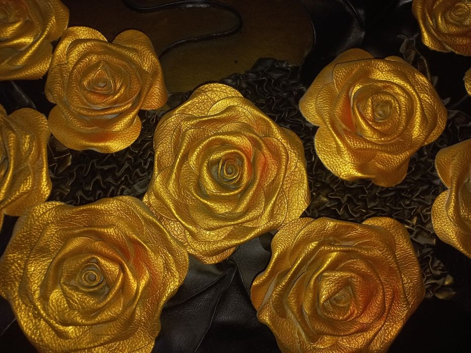 Картина в рамке из кожи