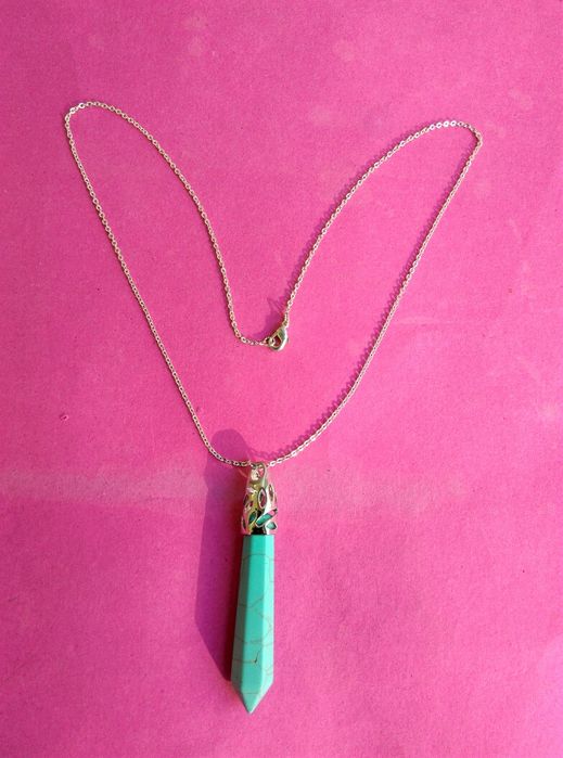 Посребрени колиета,с родиево покритие медальони с естествени камъни .