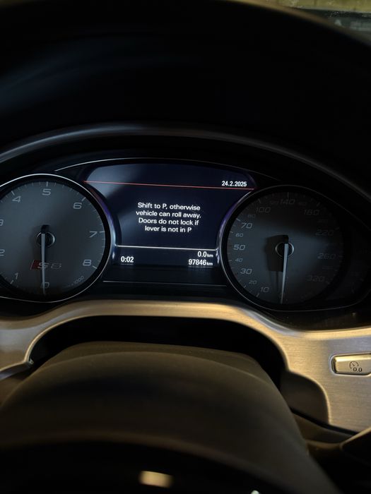 Audi S8 километраж, табло