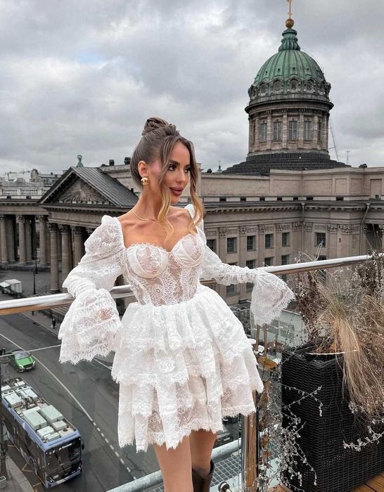 бяла рокля miss rosier с дантела и дълъг ръкав къса