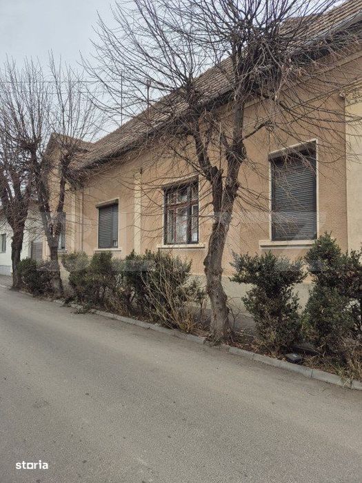 Casa de vanzare, curte comuna cu 1 locatar, 110 mp, zona ultracentrala