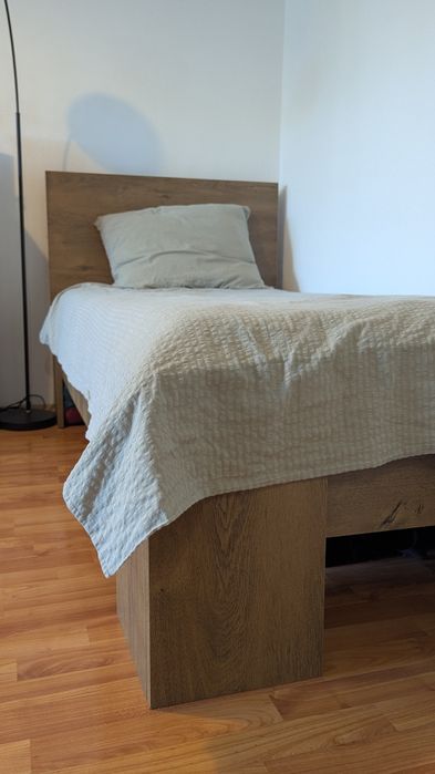 Vând pat + saltea (90x200cm, stejar sălbatic)