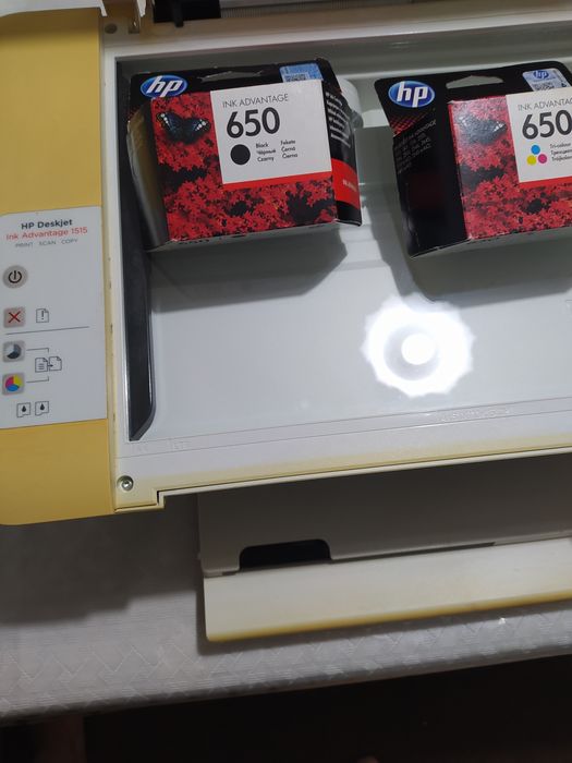 Vând imprimanta cu scaner HP Deskjet Ink Advantage 1515 cu două cartușe noi