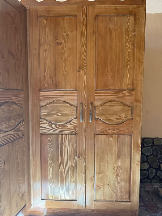 Vând dulap din lemn masiv