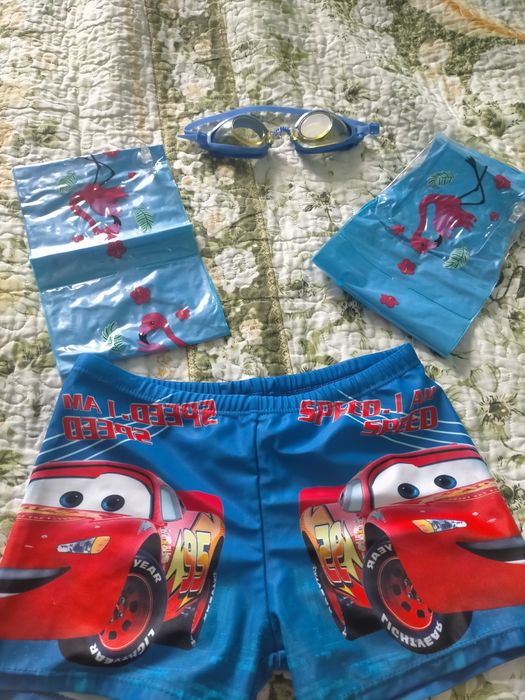 Продам набор для бассейна, плавки, очки!